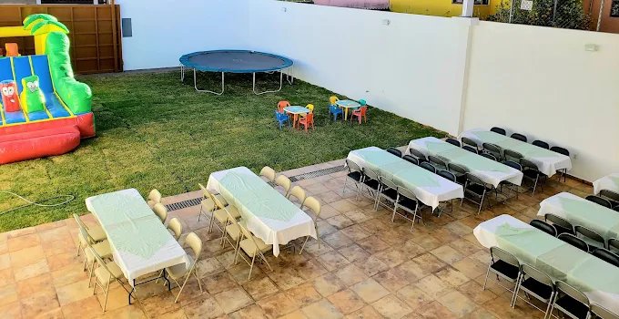 Jardín con trampolín para fiestas infantiles