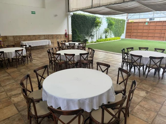 Salón con muro verde y jardín en 305